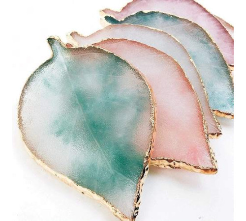 The palette is matte for blending